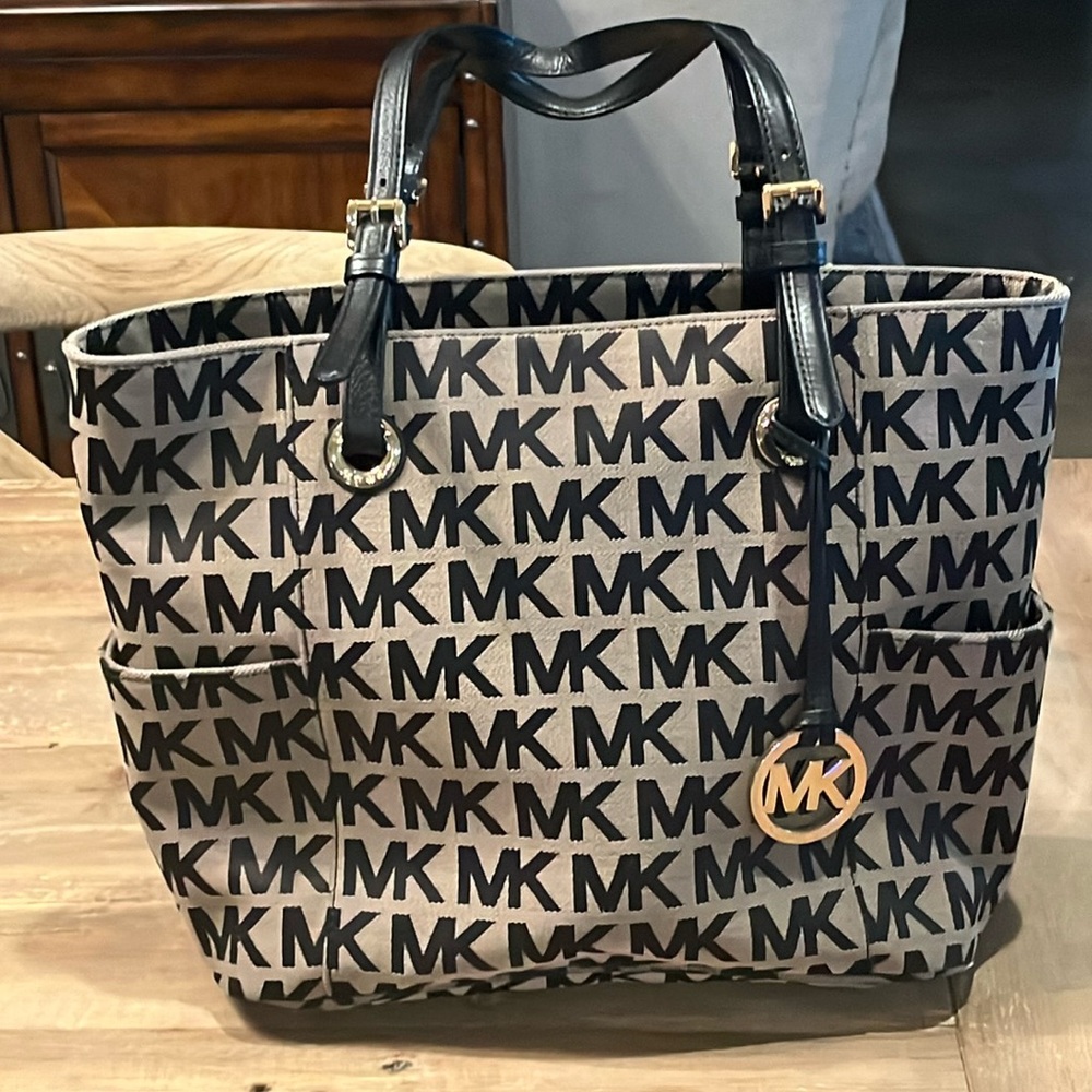 Michael Kors tote with lots of compartments!